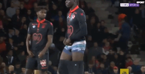 詹姆斯关键时刻连拿10分创赛季新高，头戴皇冠引球迷欢呼模仿