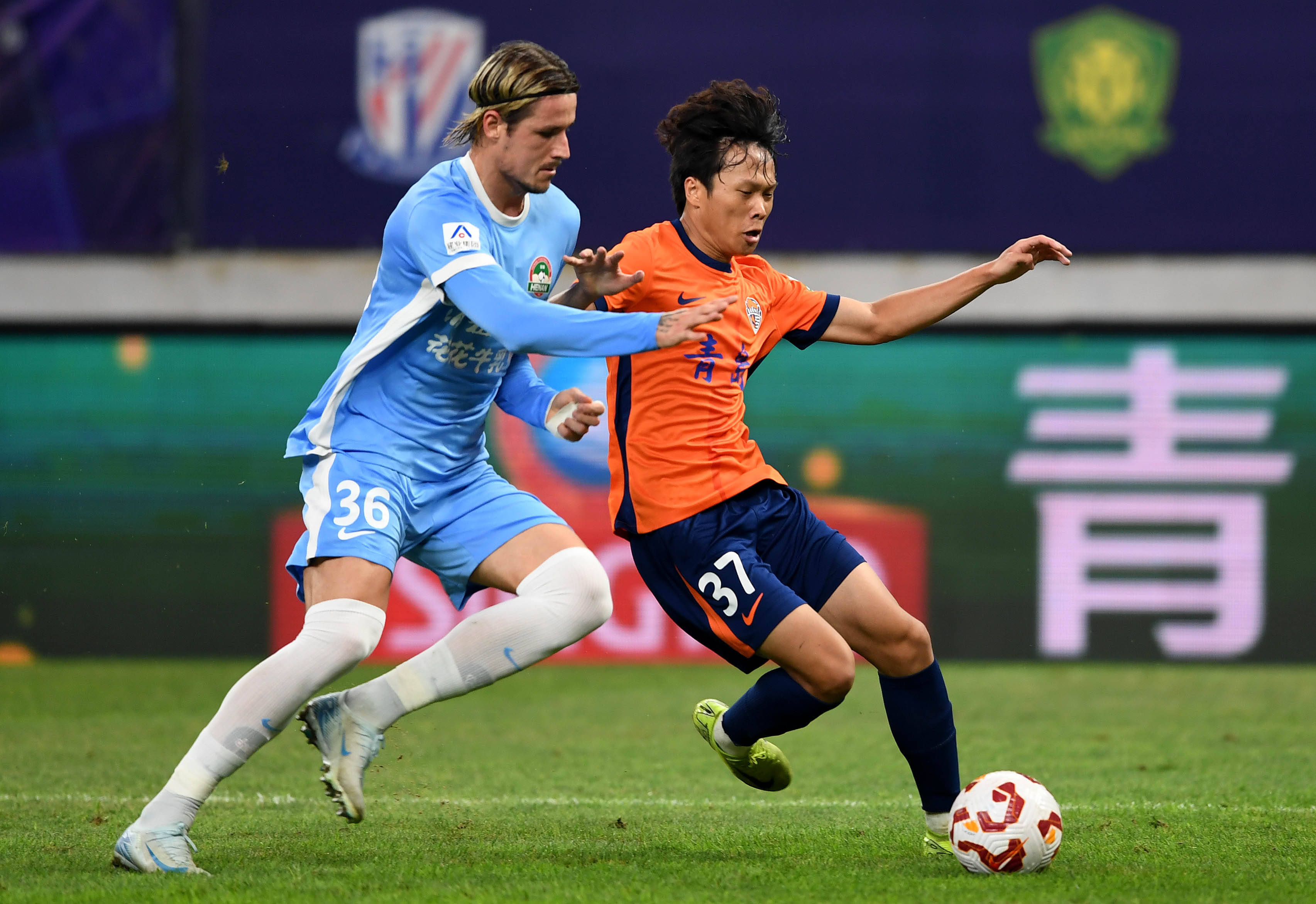 阿森纳继续5分领跑，切尔西利物浦遭遇冷门（阿森纳5分优势继续领跑，切尔西与利物浦相继爆冷）