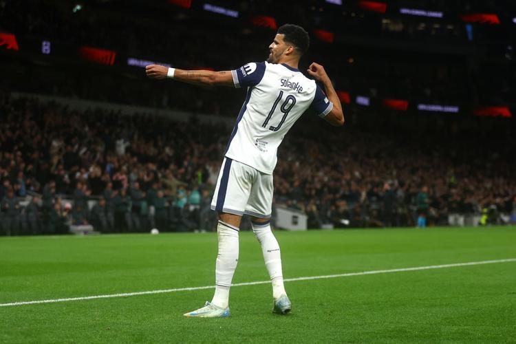 年轻中卫的成长速度吓人（年轻中卫的进步速度惊人）