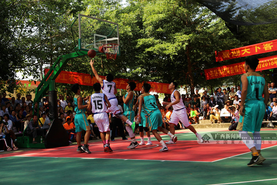 拜仁官方：后卫博埃因病缺席与斯图加特的比赛（拜仁通报：博埃因病无缘对阵斯图加特）