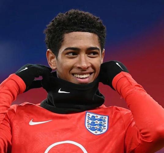 莱万：我经常带伤上场，肋骨骨折也硬撑；不着急决定未来（莱万：带伤出战成常态，肋骨骨折也坚持；未来去留不着急）