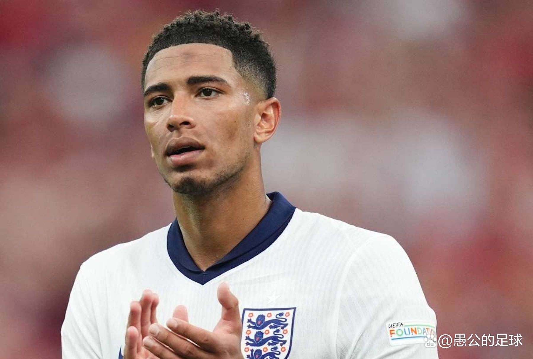 2025赛季，成都蓉城以红焰为刃、热血为甲，在三...（2025赛季，成都蓉城执赤焰为锋、披热血为甲，燃魂出征）