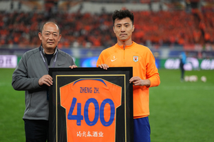 法兰克福球迷在诺坎普球场对巴萨支持者发动投掷袭击（诺坎普球场冲突：法兰克福球迷向巴萨支持者投掷物品）