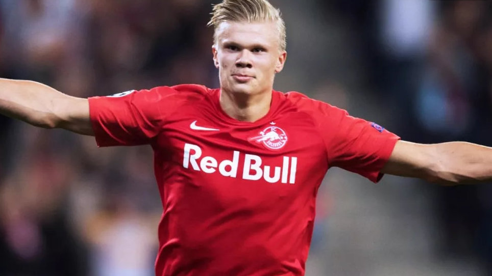 格雷米奥扳平后，主帅梅内塞斯与球迷发生口角并向其竖中指（格雷米奥追平后，主帅梅内塞斯与球迷口角并做出竖中指手势）