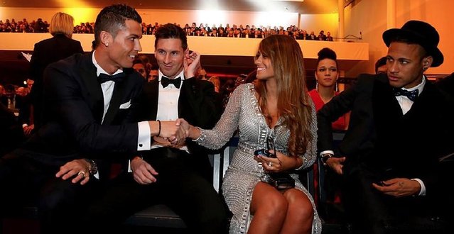 利物浦发角球期间 萨拉赫和亨德森聊了很久（利物浦角球时，萨拉赫与亨德森长时间交流）