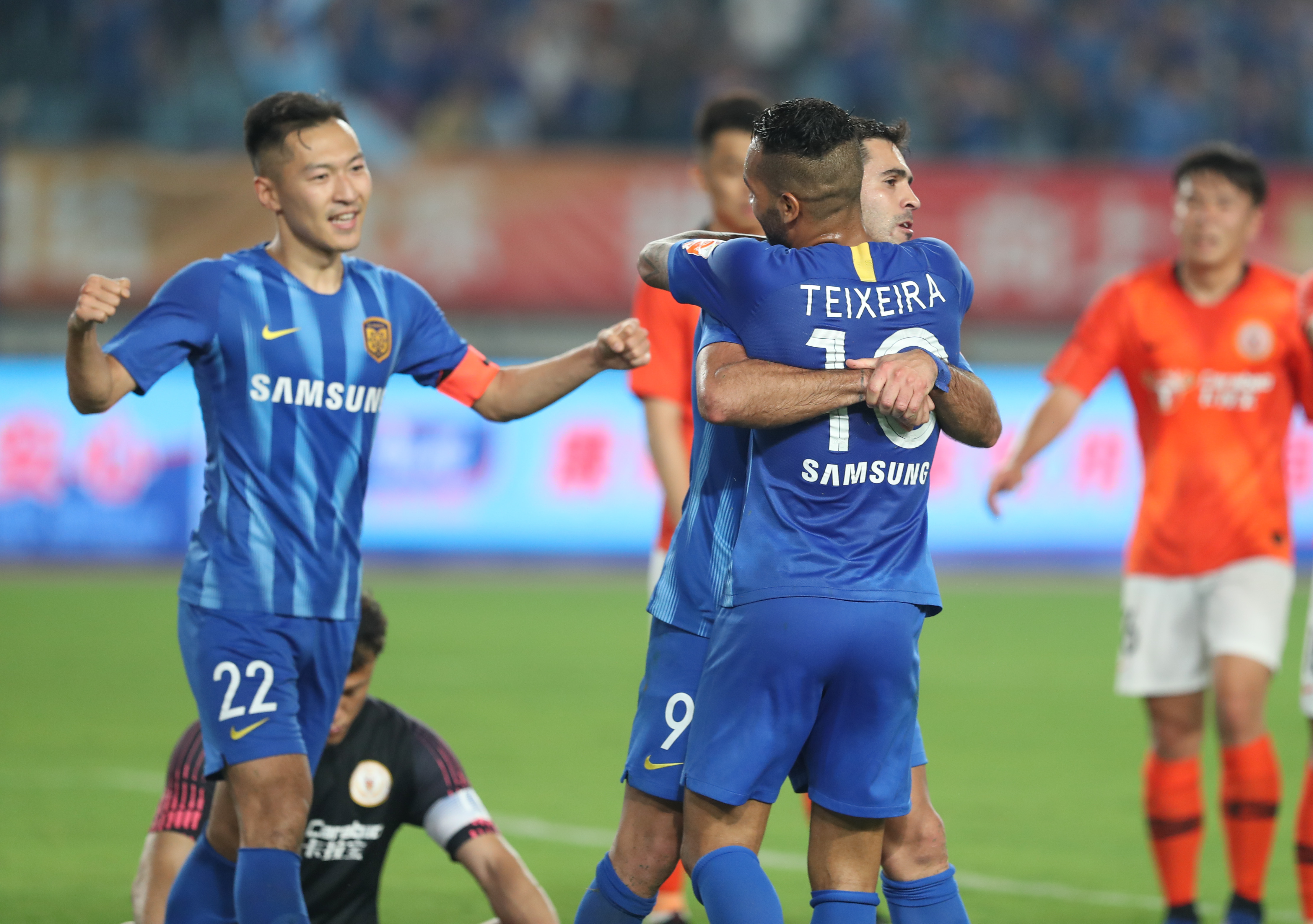 米切尔半场投篮12中7，三分5中3得到22分1板1助1断（米切尔半场砍22分，投12中7、三分5中3，外加1篮板1助攻1抢断）