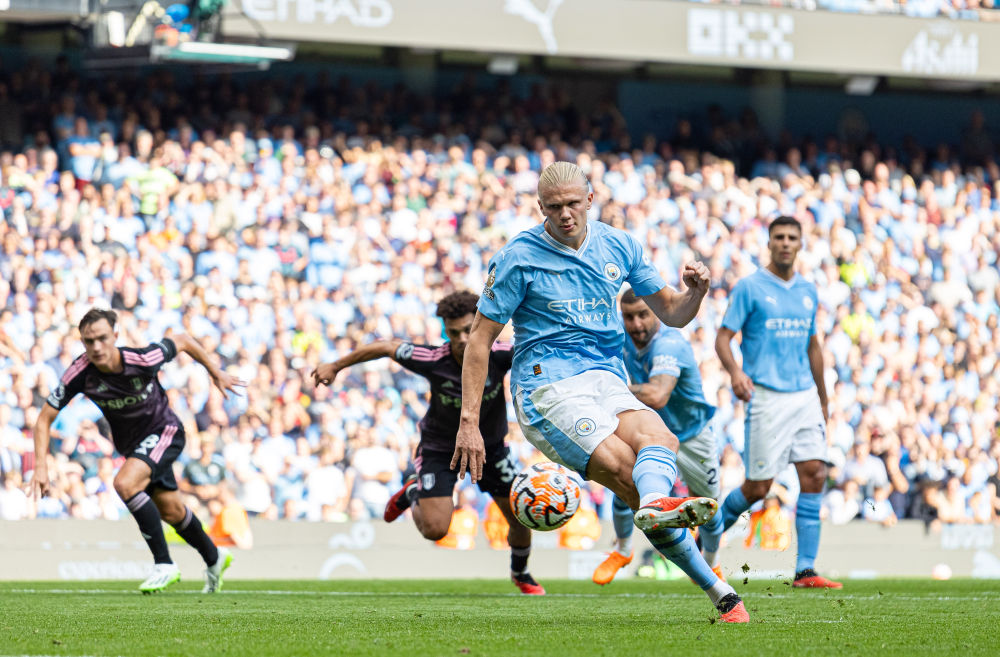 冬窗大戏开启！曼联中场或离队，利物浦寻萨拉赫接班人（冬季转会窗开启：曼联中场或将出走，利物浦物色萨拉赫替身）