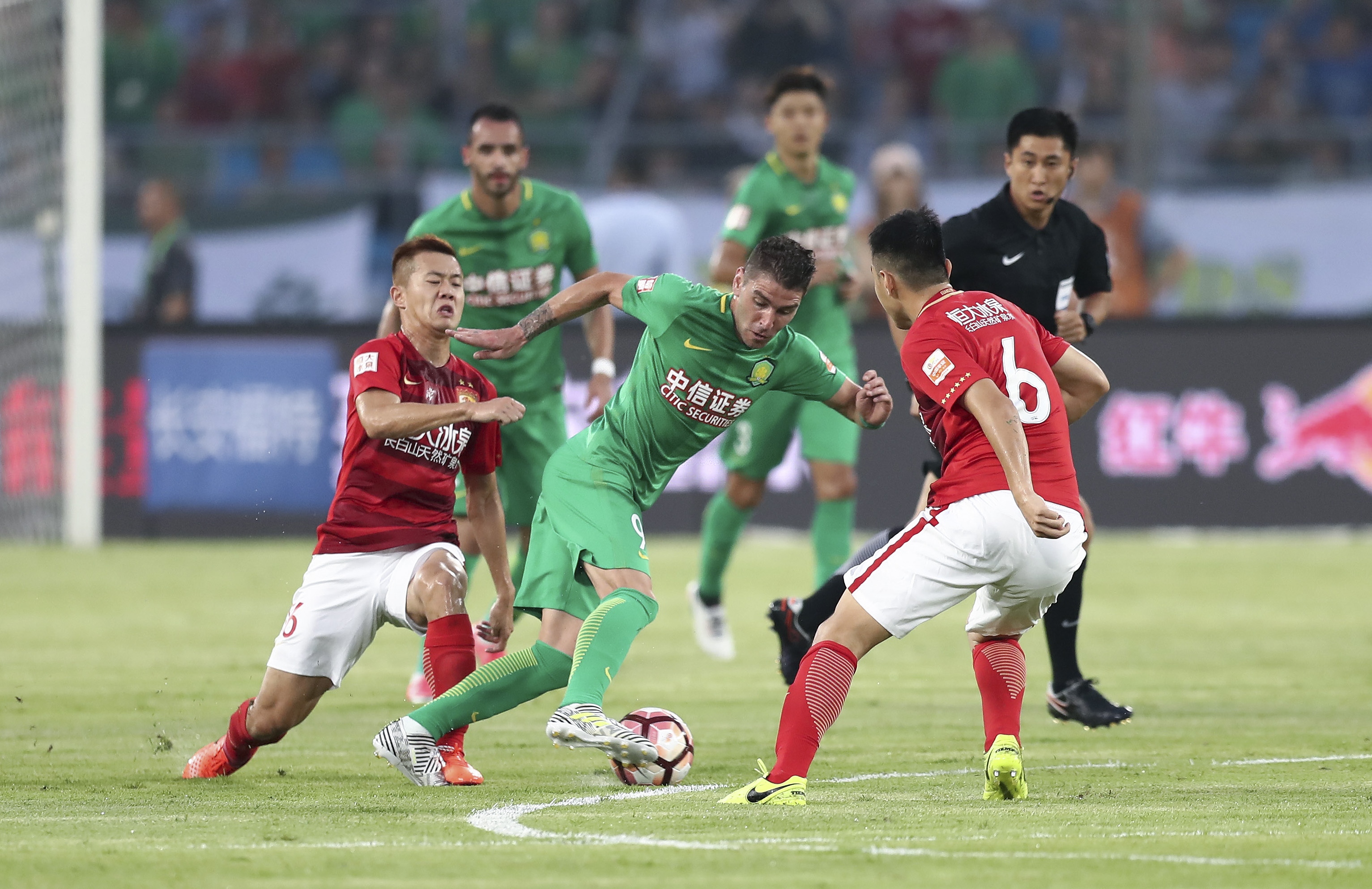 意甲最新积分战报 又是1球小胜！AC米兰3连胜 超国米那不勒登顶（最新意甲积分榜：AC米兰再以一球险胜取三连胜，反超国米那不勒斯登顶）